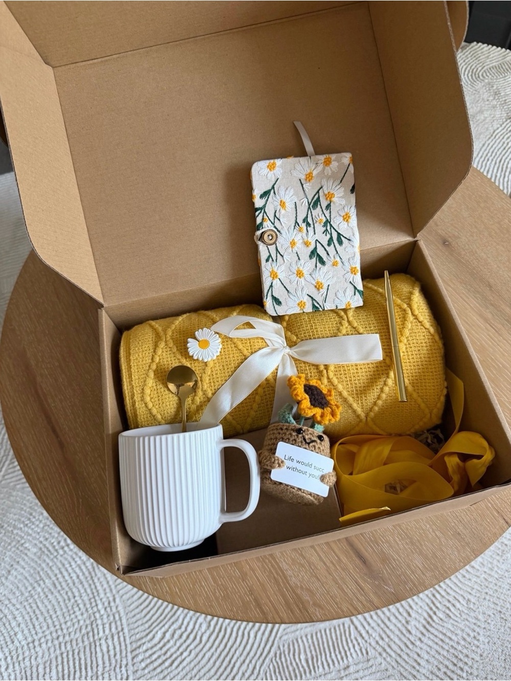 Yellow Daisy Gift Box – Cozy Throw, Mug & Accessories